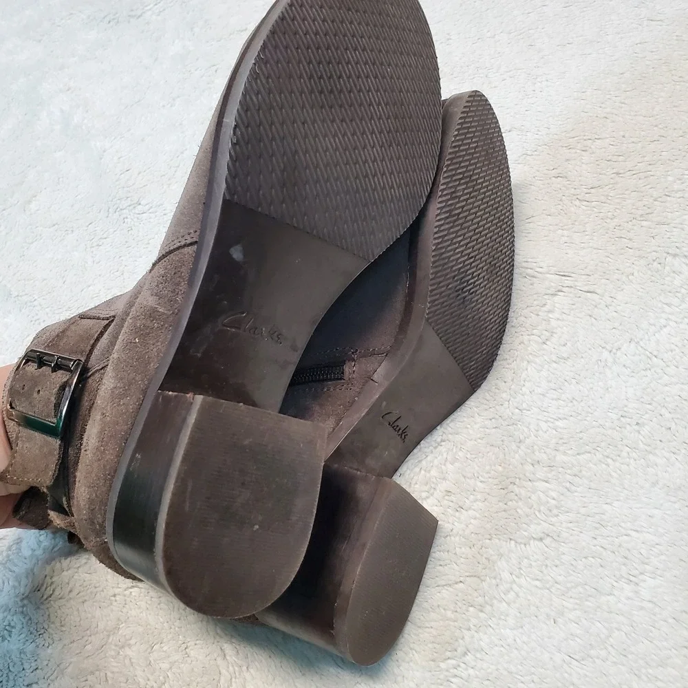 Clarks Taupe Suede Ankle Boots Women 7.5 Classic Office Capsule Work Boho Dressy
